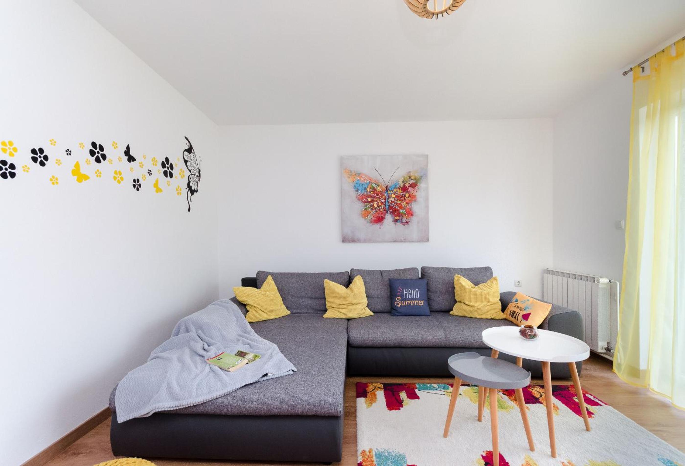 One-Bedroom Apartment photo 1