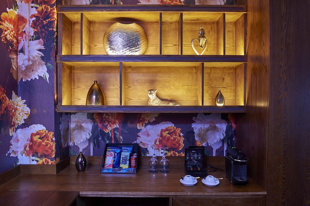 Corner Suite - Photo 2
