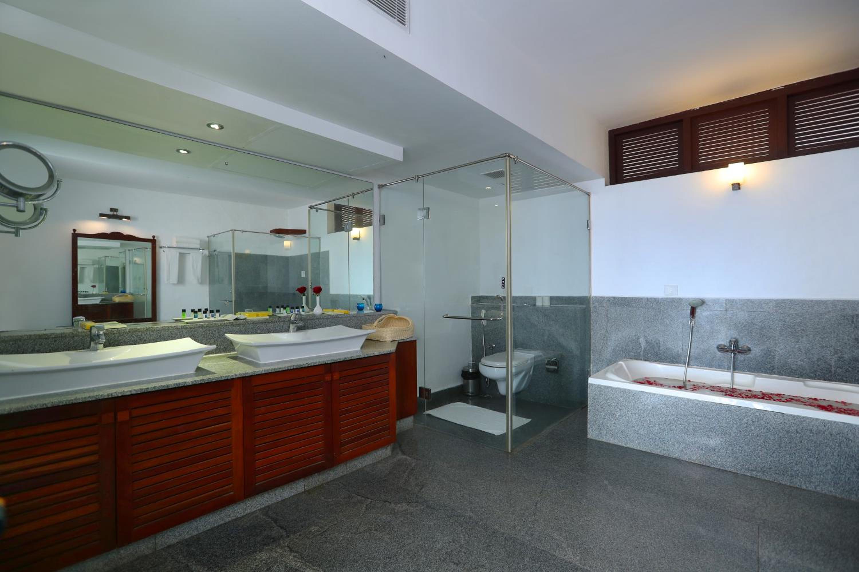 Suite with Sea View - Photo 11