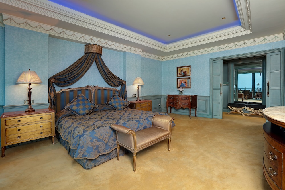 Royal Suite, 1 King Bed - Photo 5