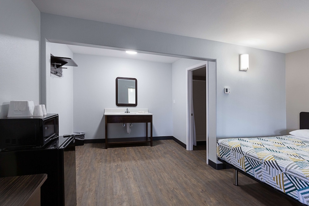 Standard Room, 1 Queen Bed, Non Smoking, Refrigerator & Microwave - Photo 3