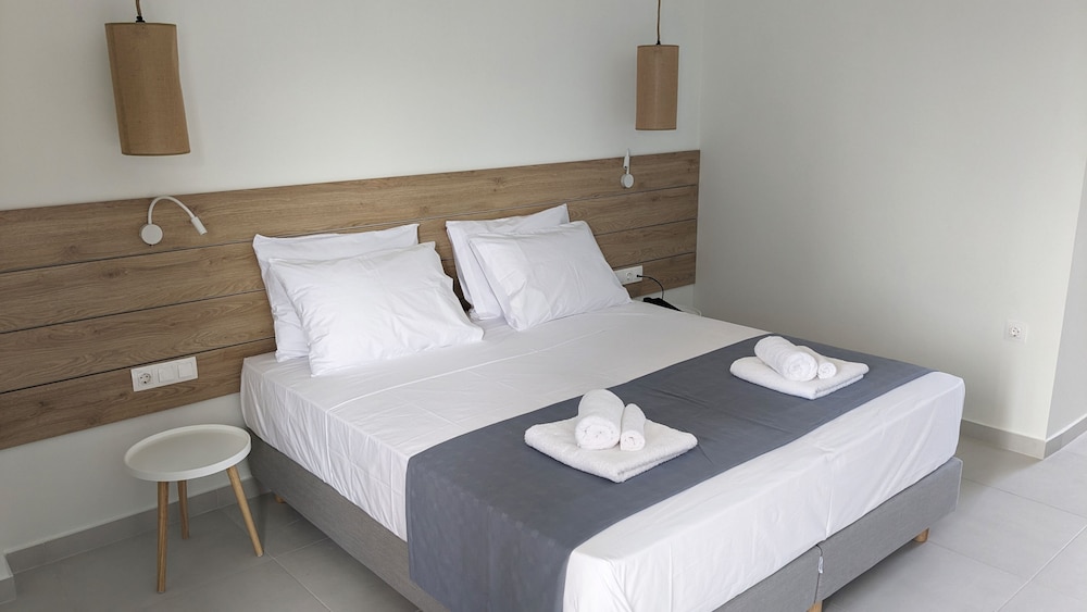 Double Room for Guests With disabilities | Garden & Side Sea View photo 3