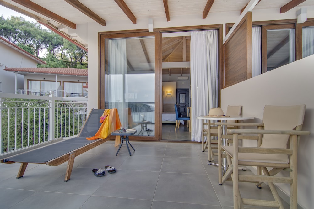 Superior Double Room with Balcony and Sea View - Photo 2