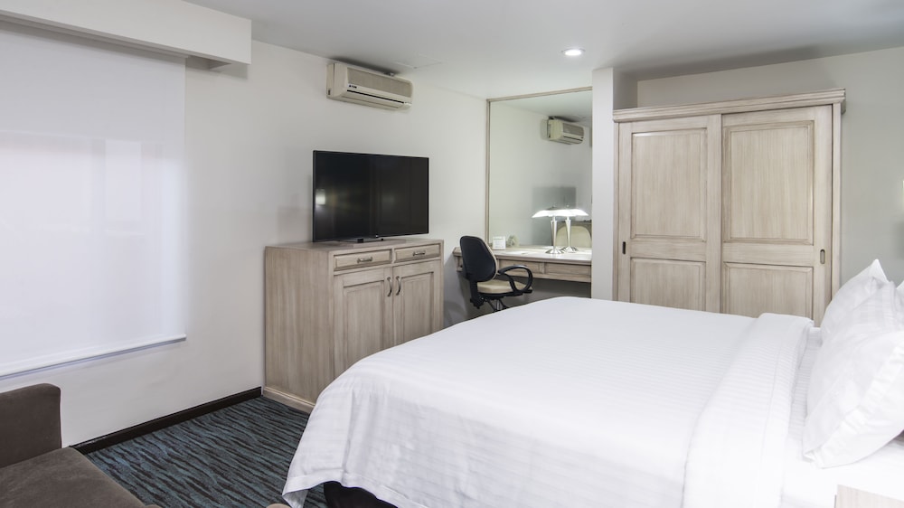 Suite, 1 King Bed - Photo 5