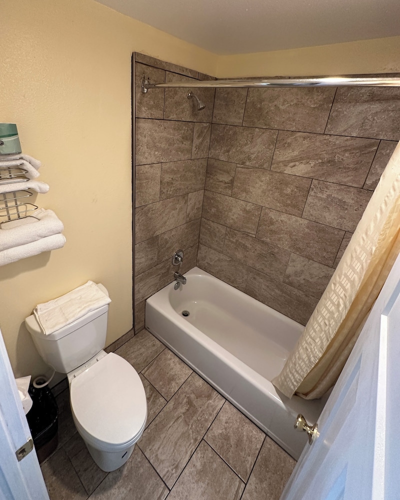 Standard Room, 1 Queen Bed, Kitchen