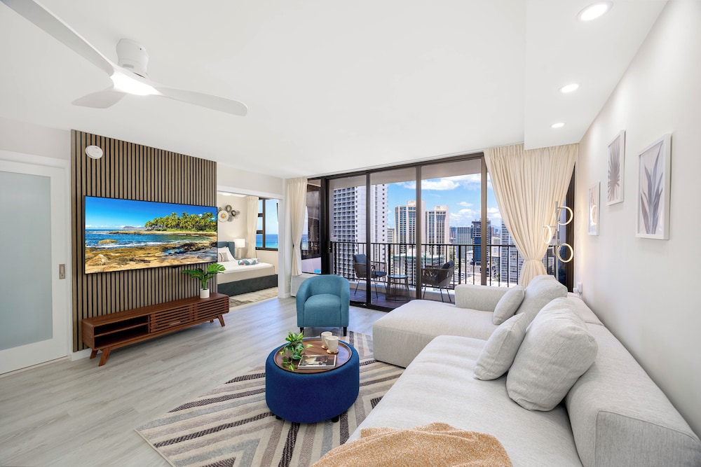 Premium Remodeled Condo with Ocean View and Parking: Premium Suite, 1 King Bed, Air conditioning, Ocean View (0194) photo