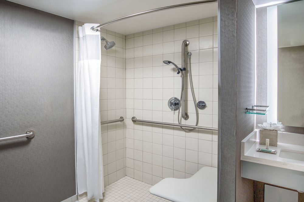 Suite, 2 Bedrooms (Mobility Accessible, Tub)