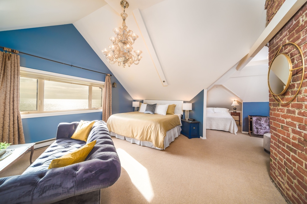 Camelot - Penthouse Room, 1 King and 1 Double Bed