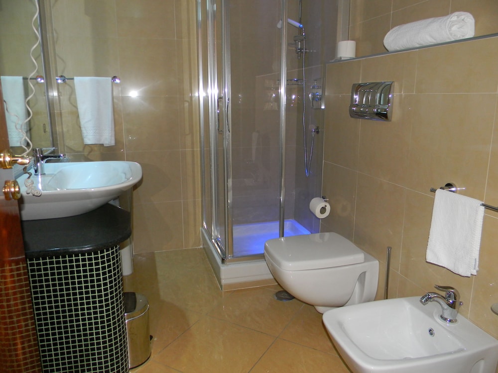 Double Room Single Use - Photo 5