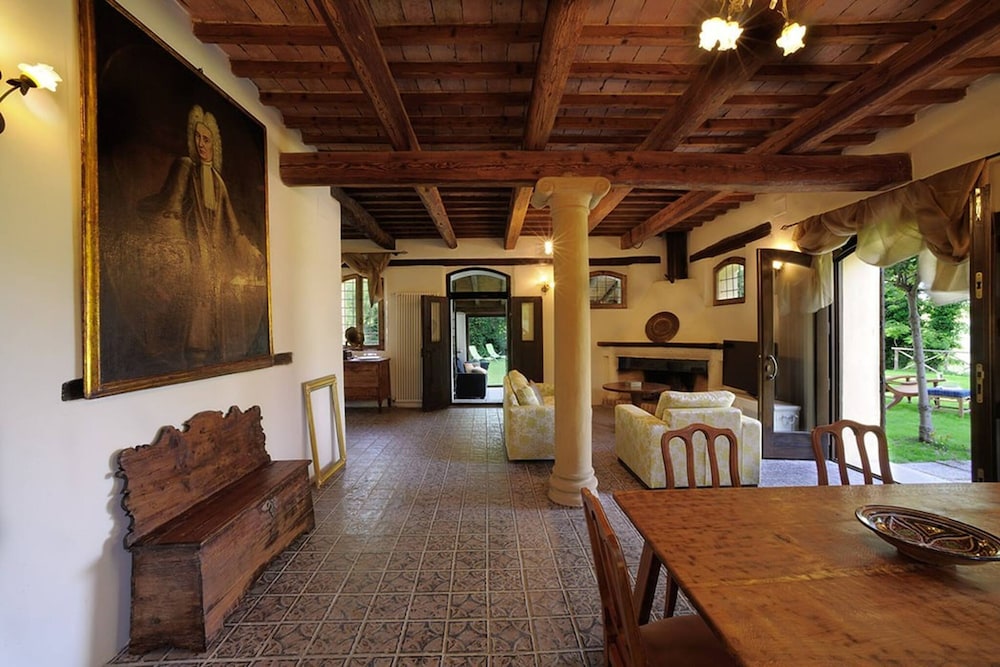 Villa, Smoking photo 3