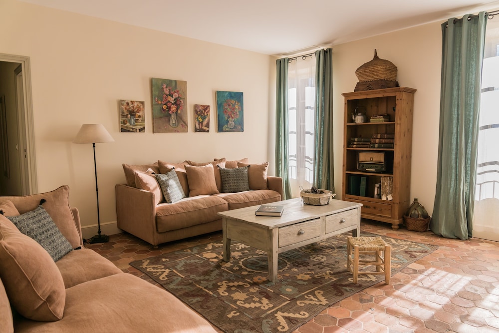 Family Room, 1 Bedroom - Photo 8