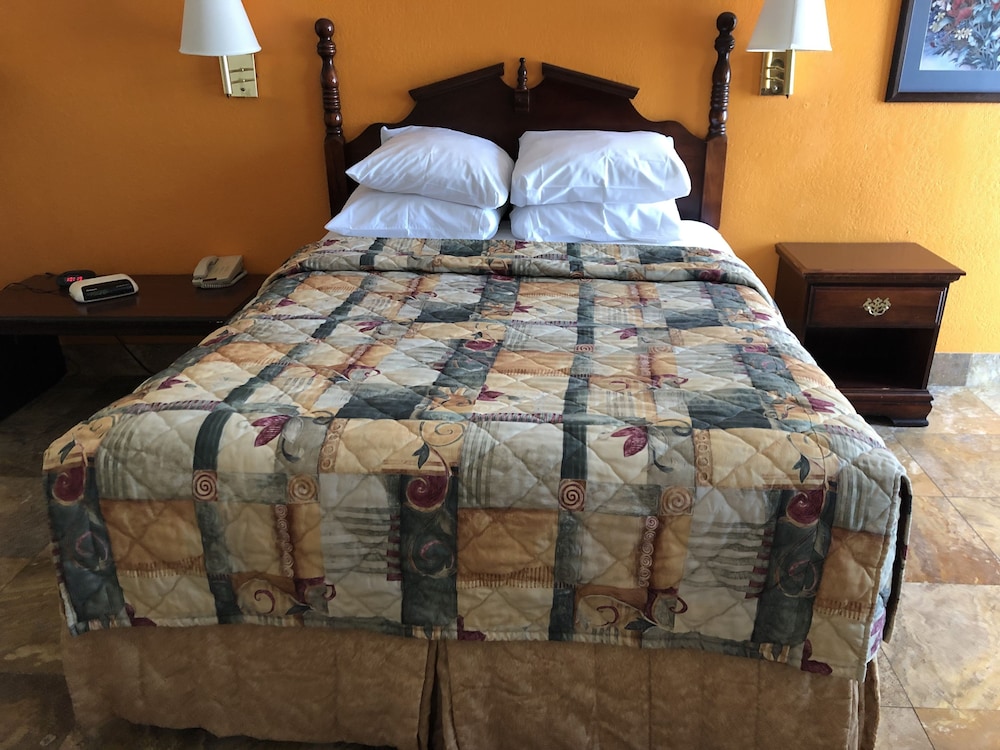 Deluxe Room, 1 Queen Bed, Non Smoking, Refrigerator & Microwave