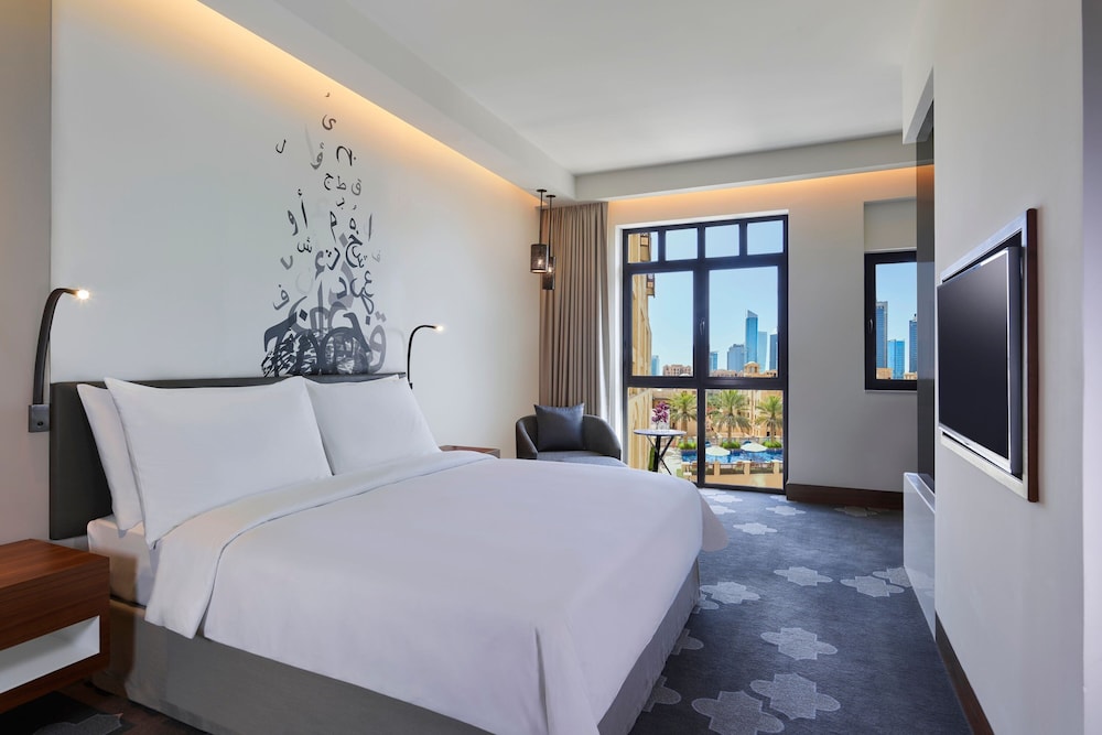 Deluxe Room, 1 King Bed, Pool View, Poolside - Photo 2