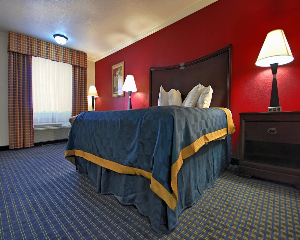 Room, 1 King Bed, Smoking - Photo 4