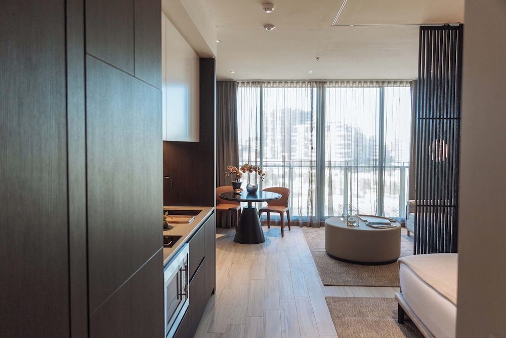 Studio Queen Apartment thumbnail 5