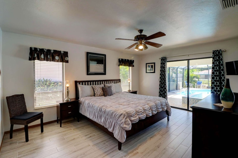 House (1530 SW 49th Ter)