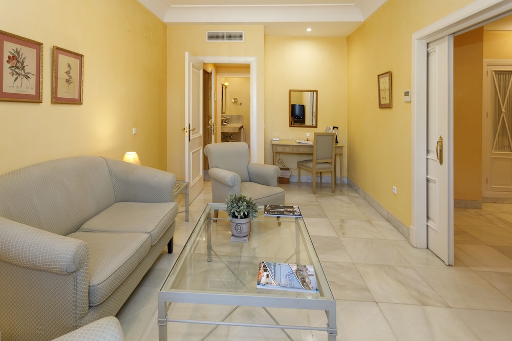 Junior Suite (3 Adults) - Photo 3