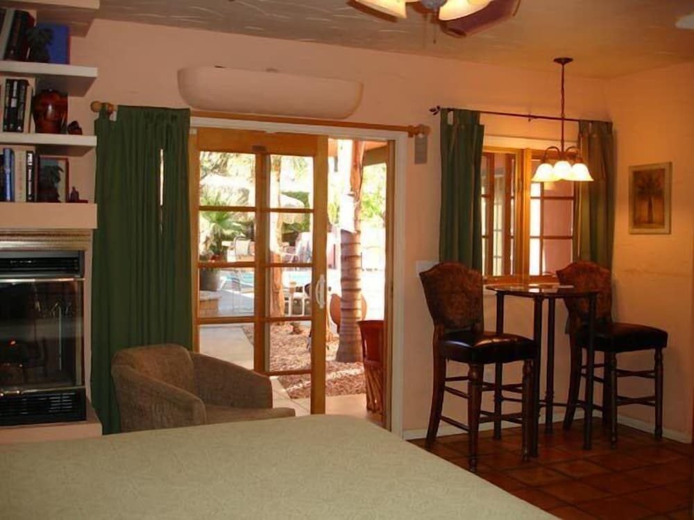 Garden Studio, 1 King, Kitchenette, Fireplace photo 2
