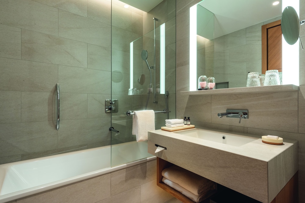 Deluxe Room, 1 King Bed, Executive Level (Executive Floor) thumbnail 5