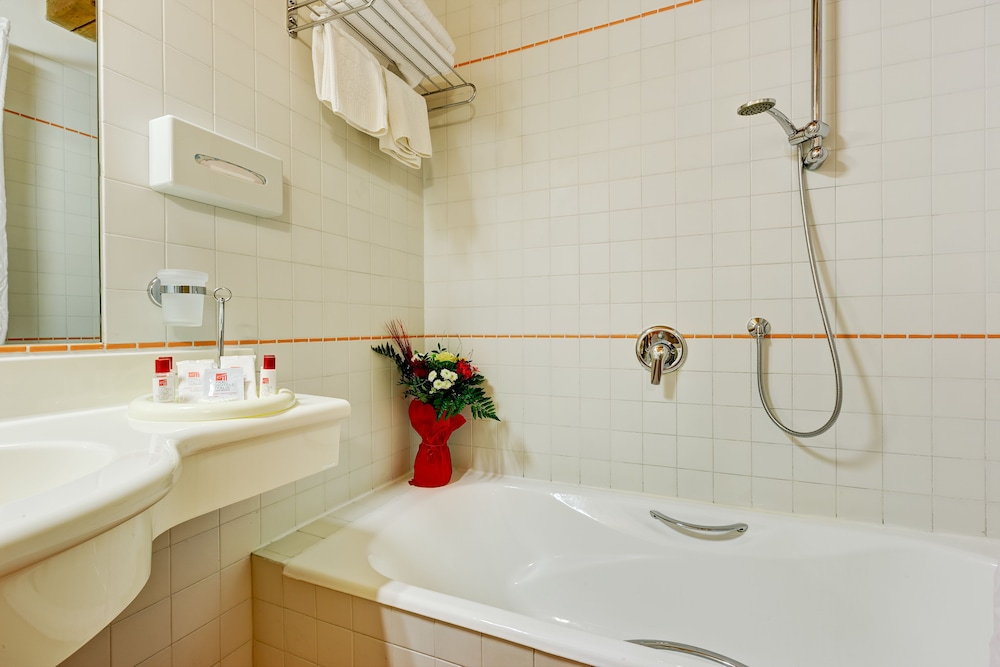 Standard Quadruple Room - Photo 8