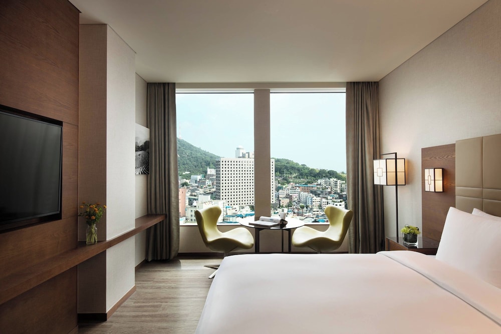 Premier Room, 1 King Bed (Executive lounge access)