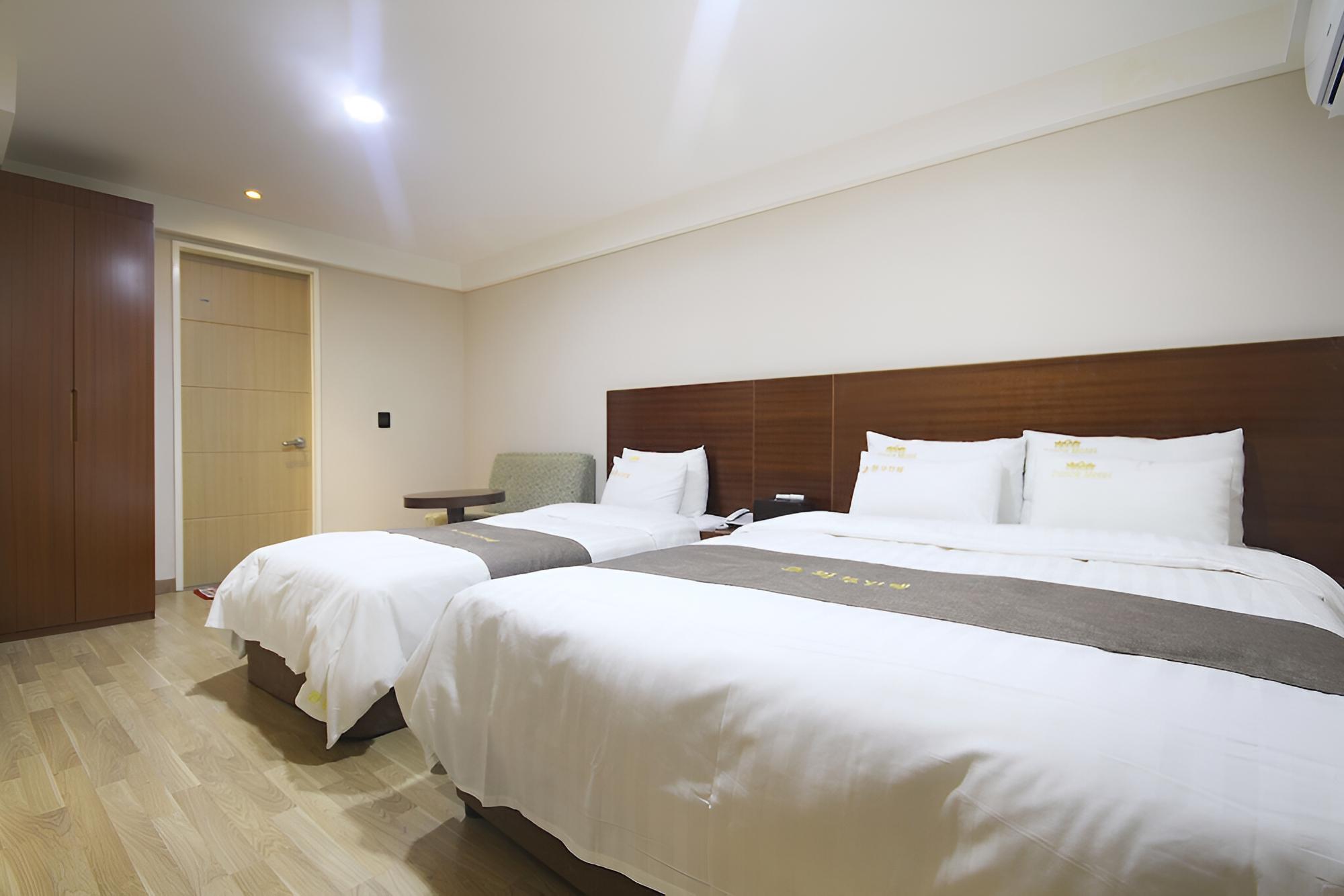 Room (Twin) photo 2
