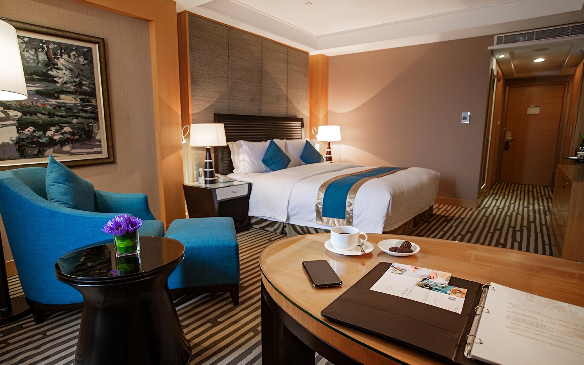 King bed Deluxe Room photo 1
