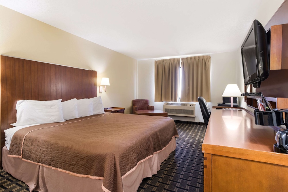 Standard Room, 1 King Bed, Non Smoking - Photo 1