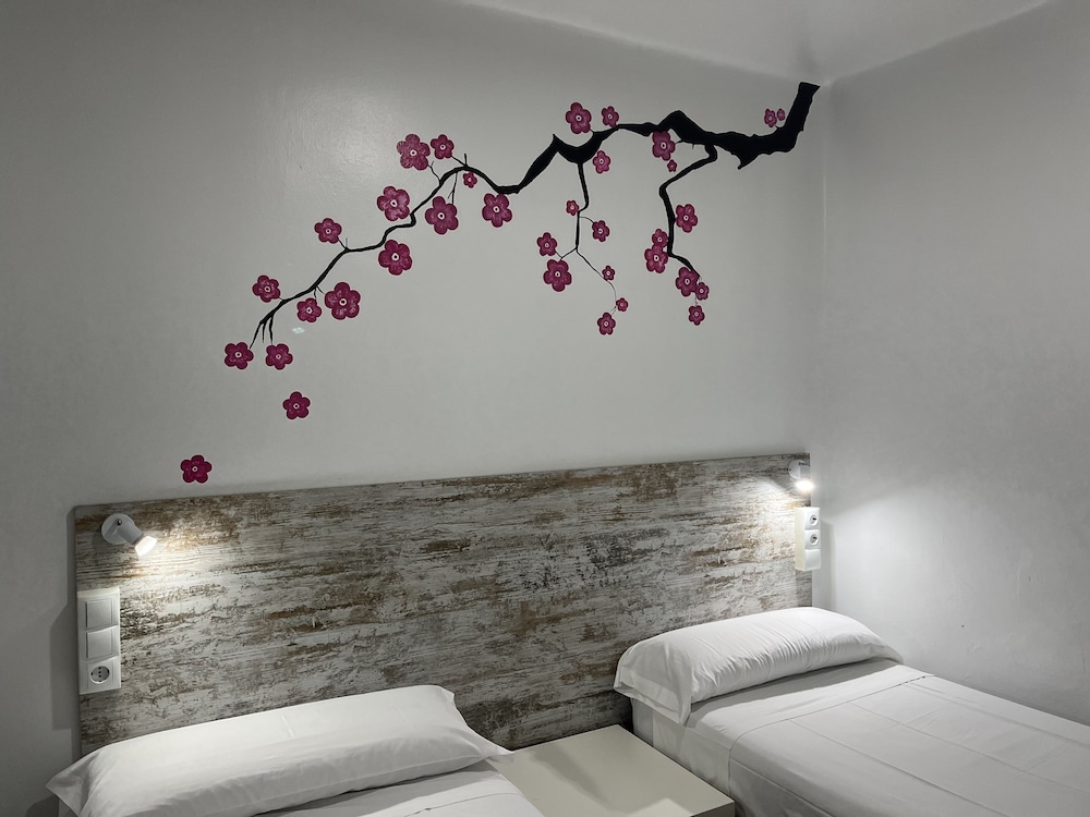 Twin Room, Shared Bathroom photo 2