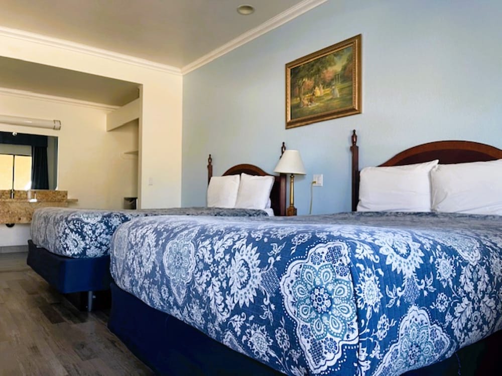 Room, 2 Queen Beds, Non Smoking - Photo 3