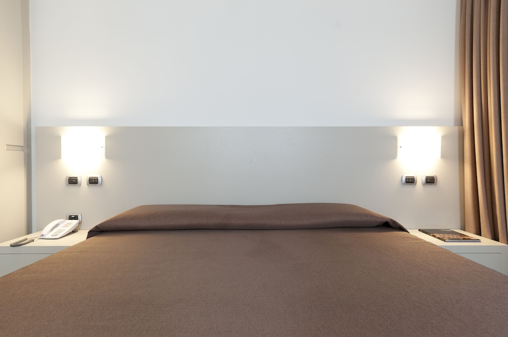 Comfort Room, 1 King Bed, Non Smoking - Photo 1