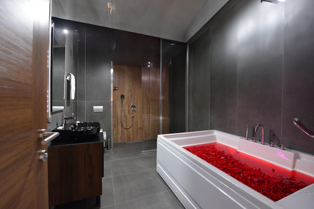 Deluxe Suite with Jacuzzi thumbnail 5