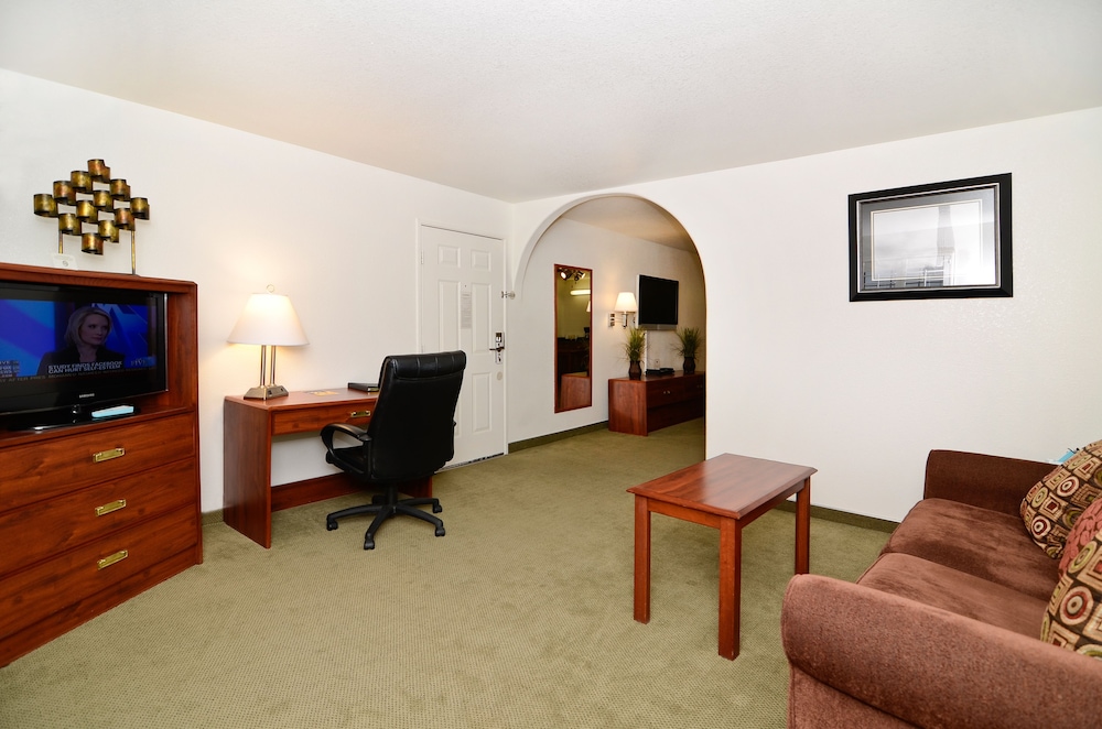 Suite, 2 Queen Beds, Non Smoking, Refrigerator & Microwave (with Sofabed) photo 2
