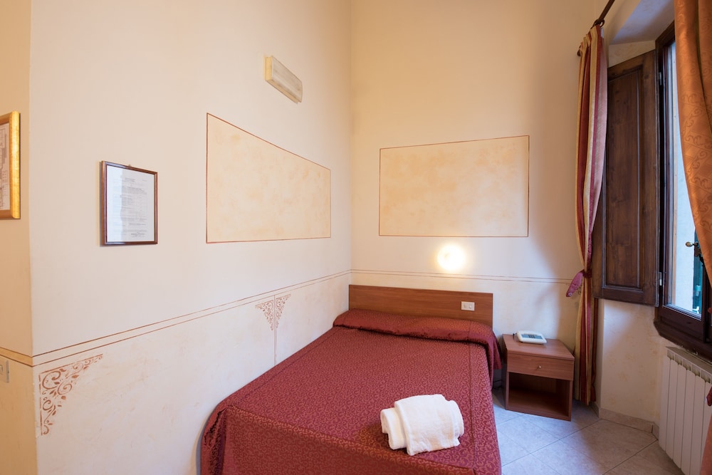 Economy Single Room, Shared Bathroom photo 2