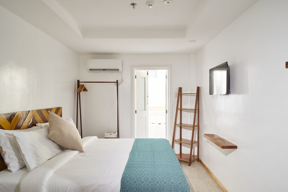 Deluxe Room, Balcony, Partial Sea View - Photo 2