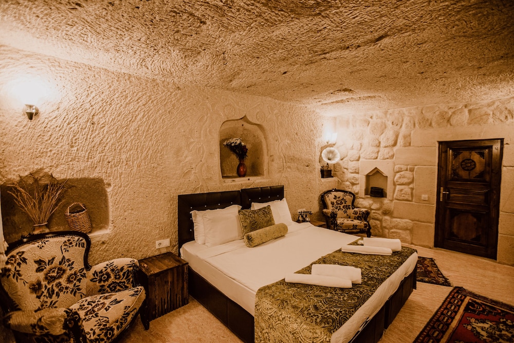 Deluxe Cave Room photo 2