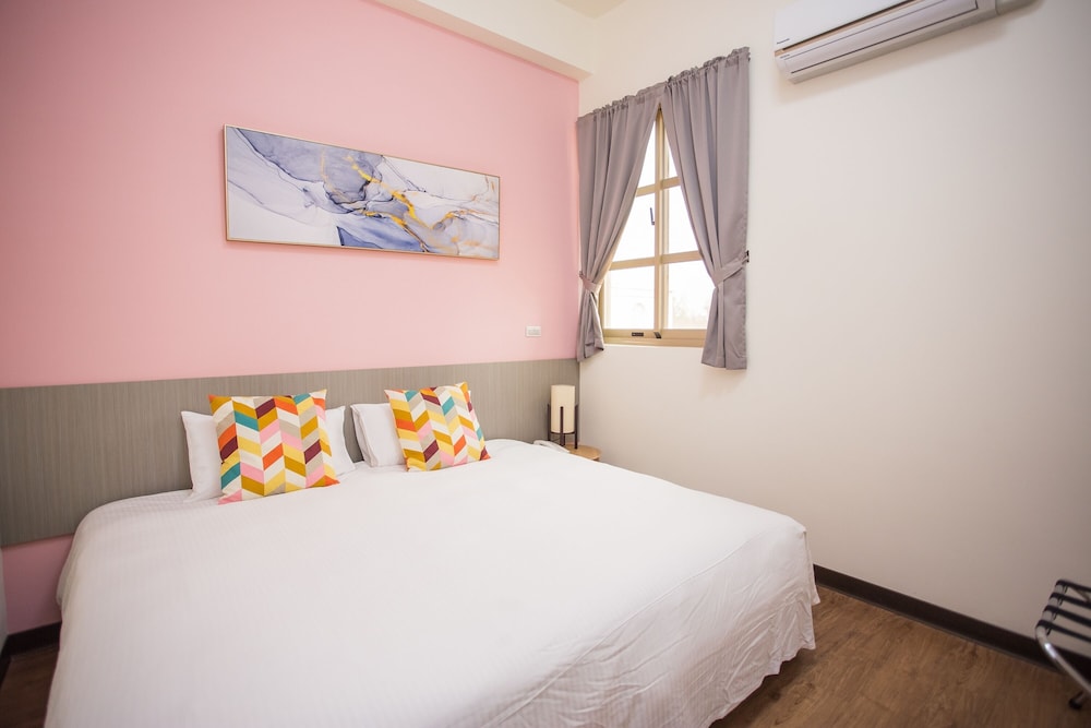 Deluxe Suite, 1 Bedroom Suite, 1 King Bed, Balcony - Photo 7