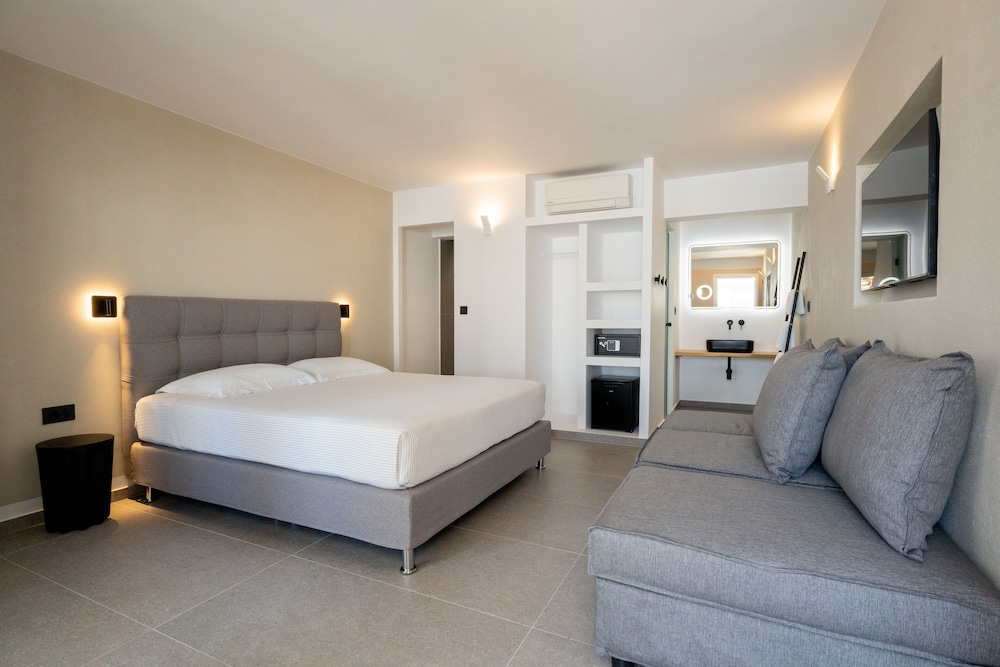 Superior Double Room (Pool side)