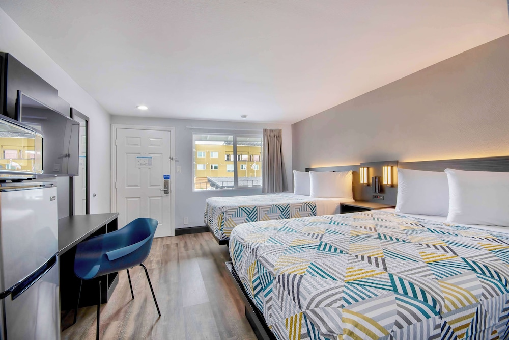 Deluxe Suite, 2 Queen Beds, Non Smoking, Kitchenette - Photo 3