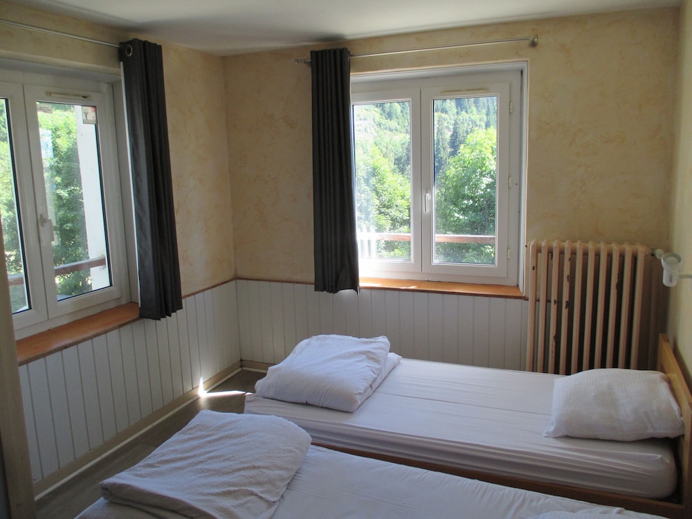 Twin Room (with shower) photo 2