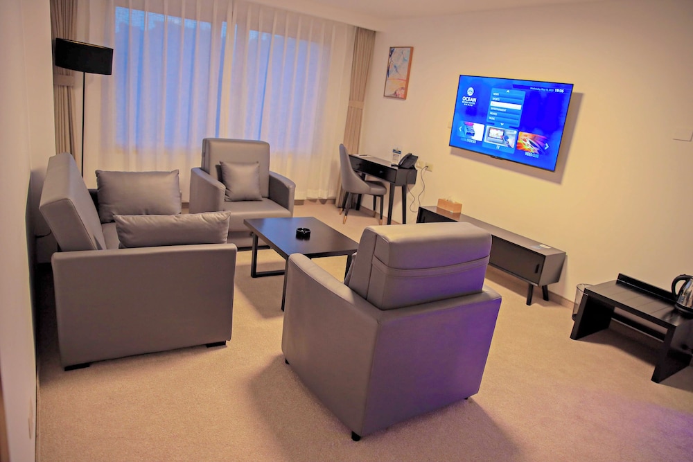Suite, 1 King Bed with Sofa bed photo 1