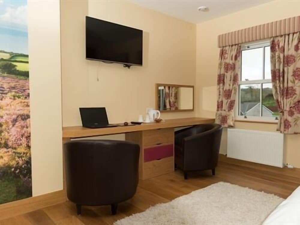 Luxury Double Room, 1 King Bed, Ensuite, Garden View (Carnteel Room) photo 2