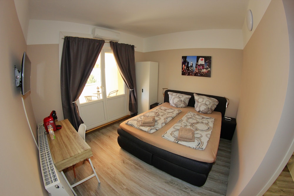 Classic Double Room, 1 Queen Bed, Balcony, Courtyard Area photo 2