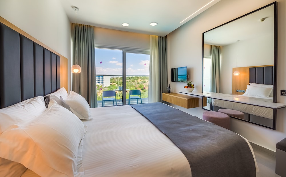 Standard Double or Twin Room, Partial Sea View - Photo 3