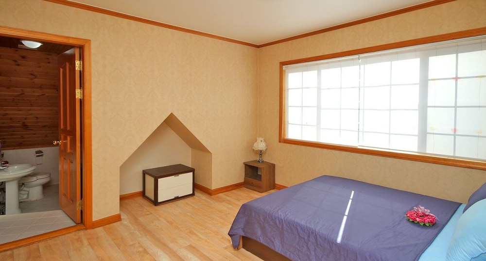 Room (A) photo 3