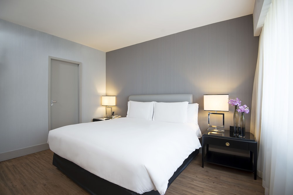 Junior Suite, 1 Queen Bed, Bathtub photo 2