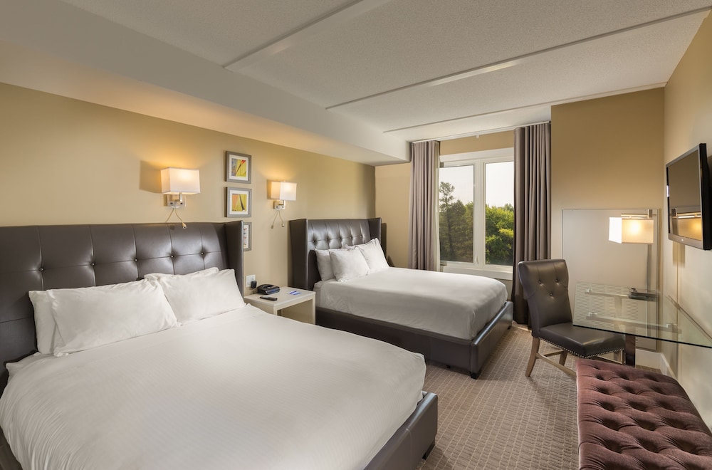 2 Bedroom Suite, 1 King bed and 2 Queen Beds with Sofabed photo 2