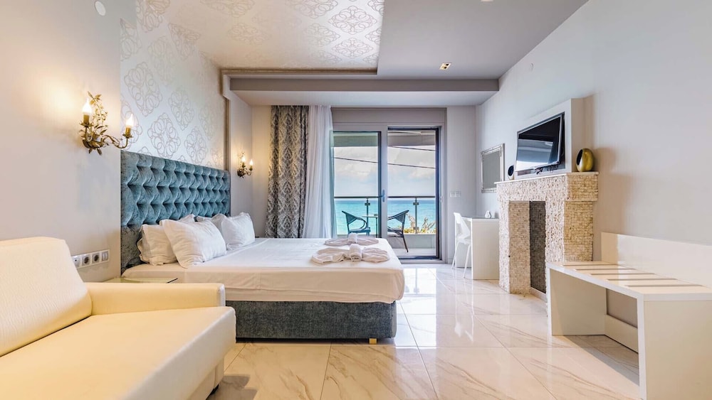 Sea View Suite with Indoor Jacuzzi photo 1