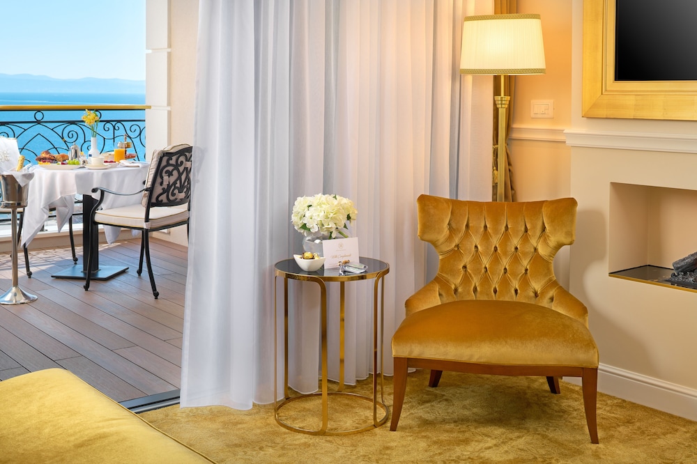 Luxury suite (Sea front, Balcony, Jacuzzi) - Photo 19