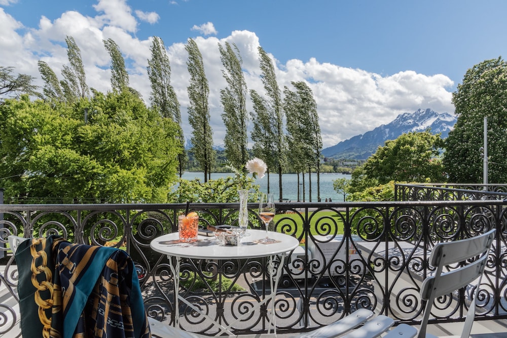 Signature Double Room, Shared Bathroom, Lake View photo 1